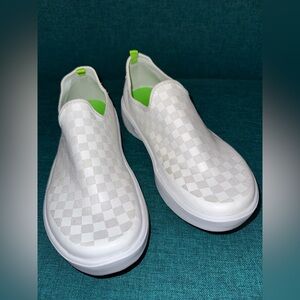 OOFOS OOmg eeZee Low Womens 8.5 White Recovery Slip-On Comfort Shoes CLEAN!